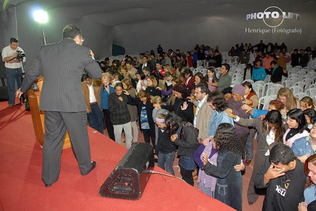 HEN_6344 cpia.jpg - Pr Josué ministra orando pelo povo